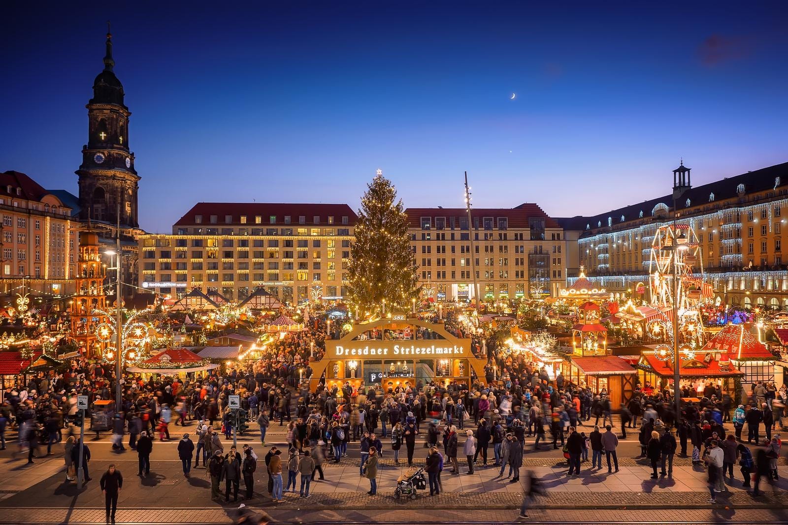 Weihnachtsmarkt in Dresden, Deutschland: Lichter, Glühwein und festliche Stimmung am Abend.