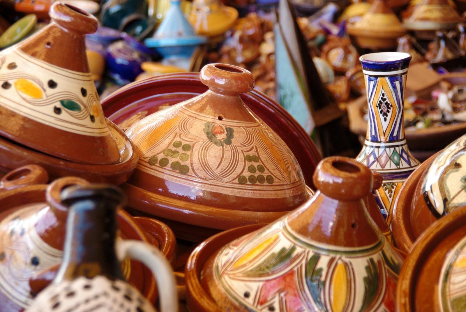 Marokkanische Tajine-Töpfe, bunt verziert in traditionellem Design auf dem Markt.