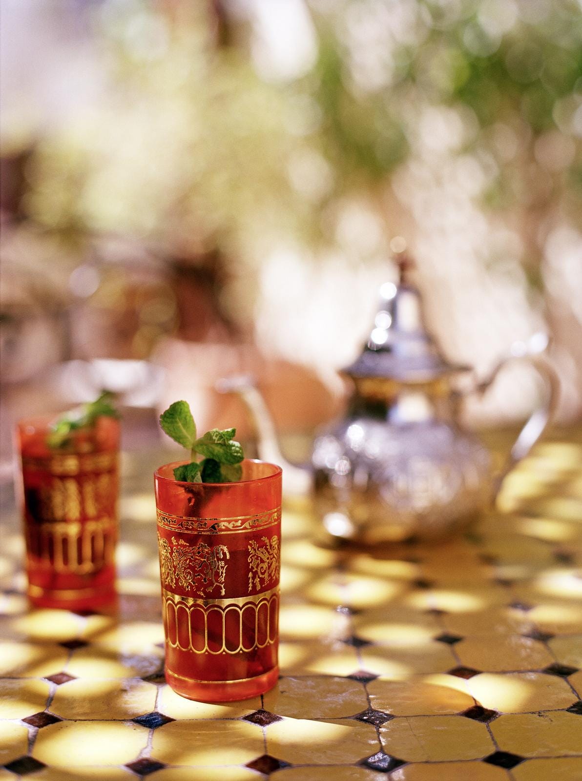 In Marrakesch gehört der kunstvoll servierte Minztee fest zur marokkanischen Teekultur.