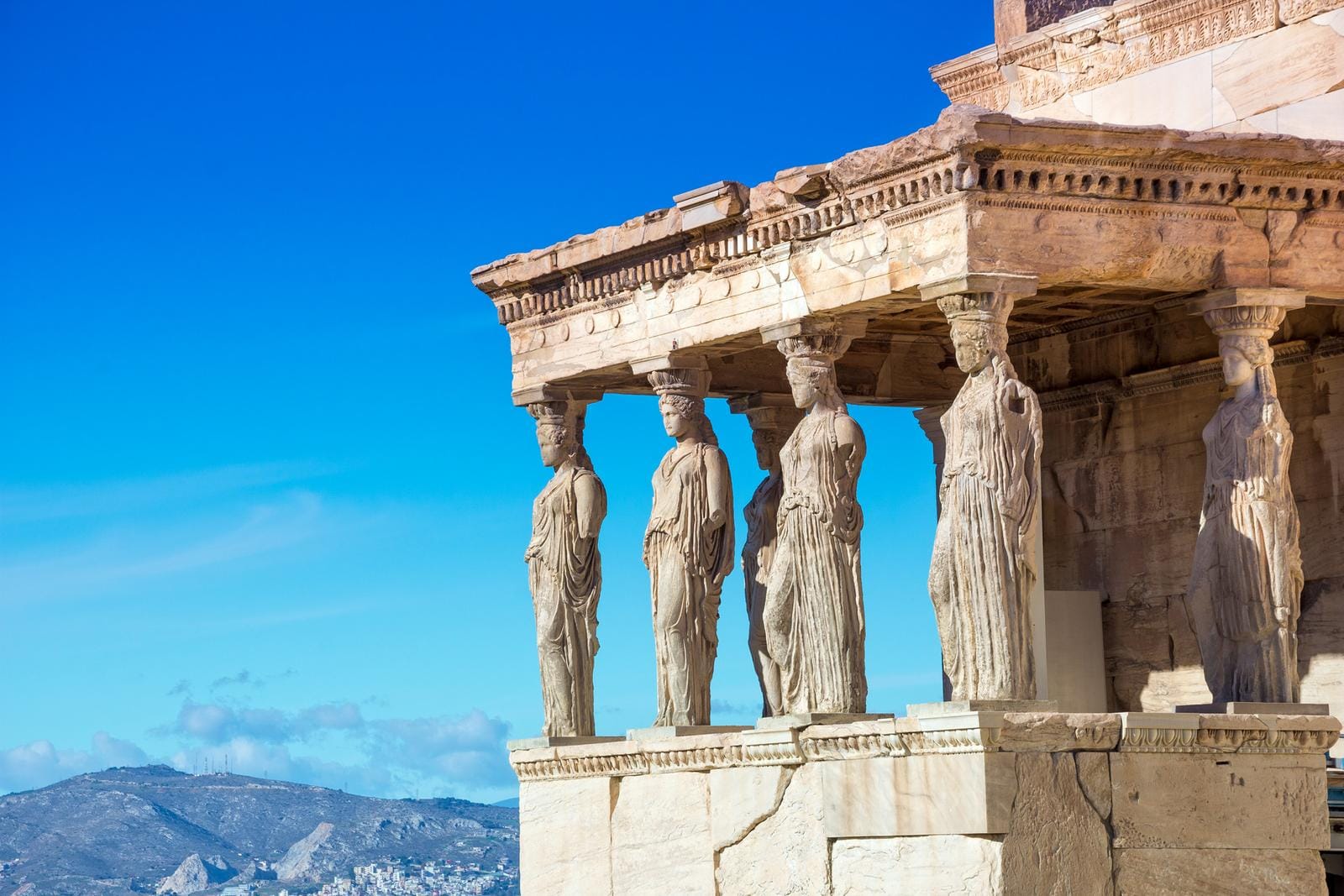 Karyatiden des Erechtheion, Akropolis, Athen, vor strahlend blauem Himmel.