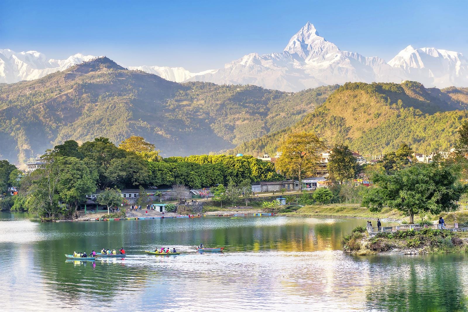 In Pokhara spiegelt sich der ruhige Phewa-See vor der beeindruckenden Kulisse des Himalaya