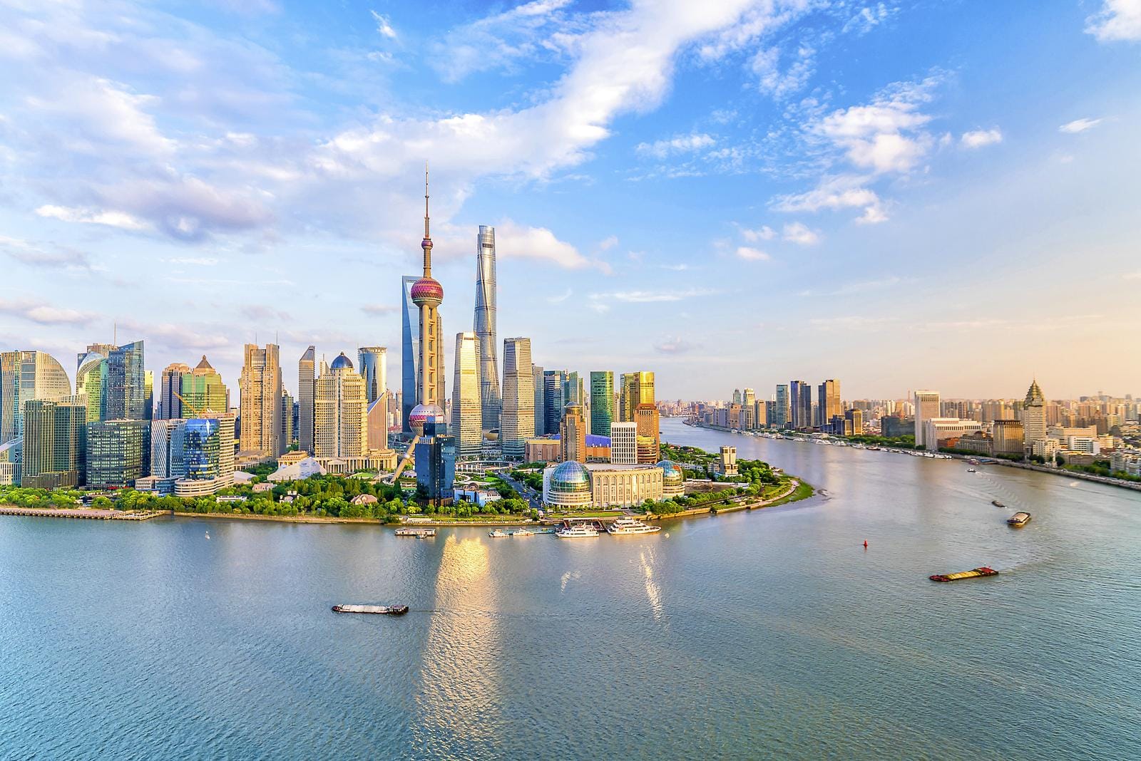 Moderne Skyline von Shanghai mit ihren markanten Wolkenkratzern entlang des Huangpu-Fluss