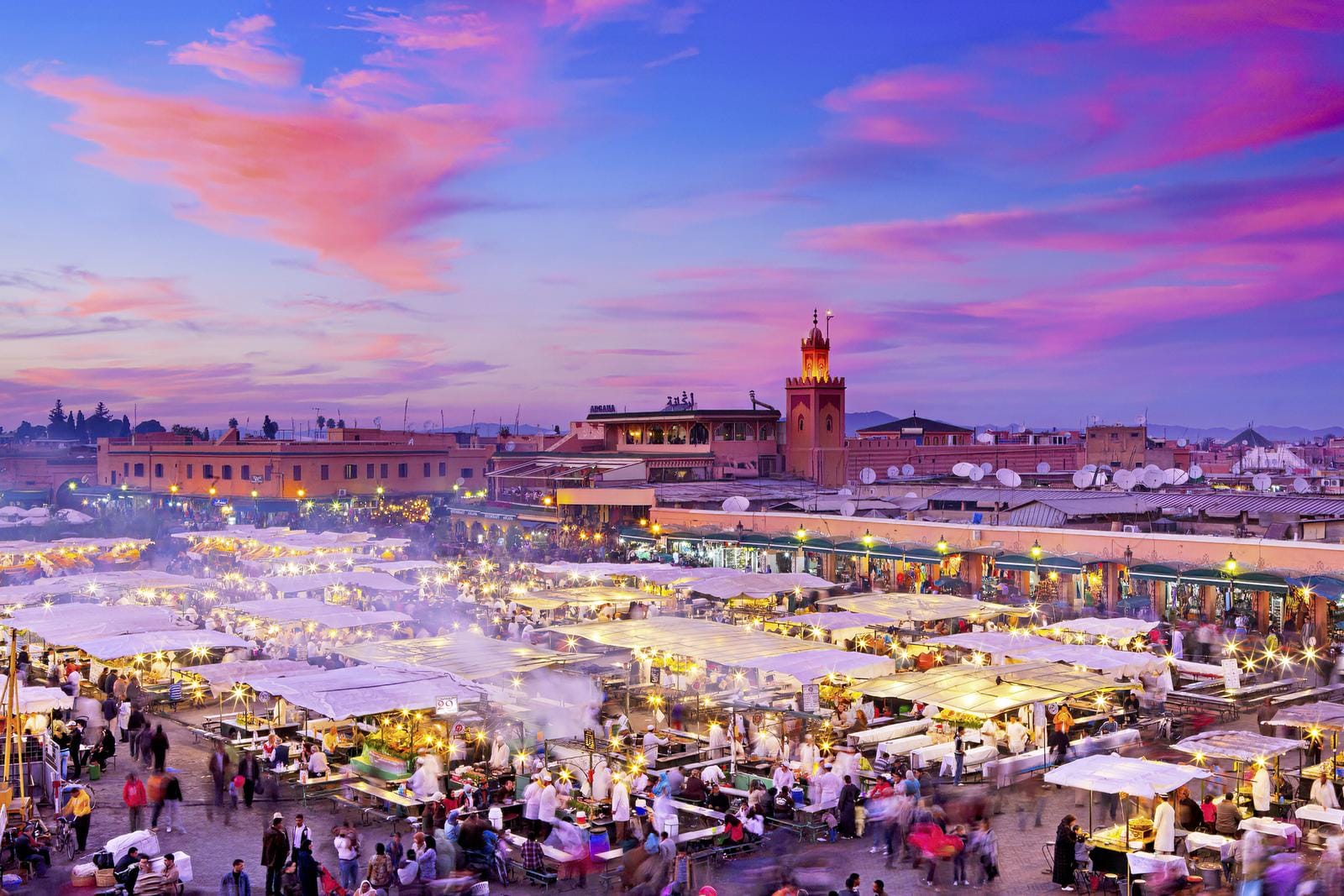 In Marrakesch pulsiert der berühmte Djemaa el Fna mit Garküchen, Lichtern und orientalischer Atmosphäre