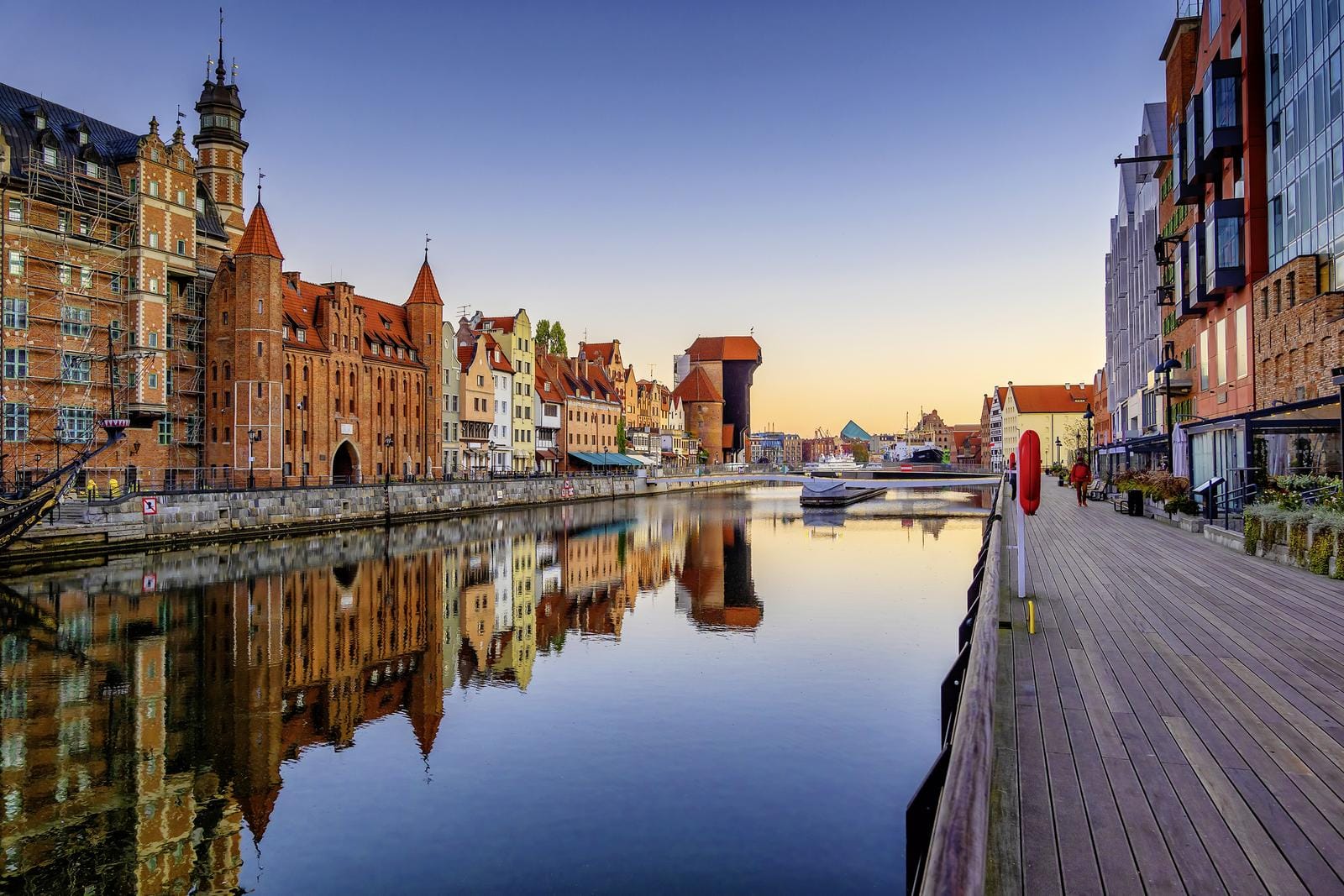 In Gdańsk spiegelt sich die historische Altstadt im Fluss Motława und vermittelt den maritimen Charme der Hansestadt.