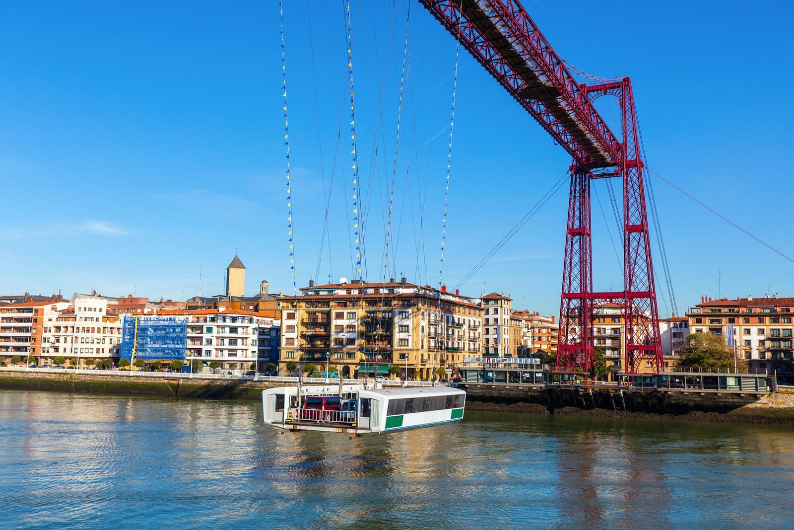 Die Vizcaya-Brücke über dem Fluss in Portugalete, Spanien, bei klarem blauen Himmel.