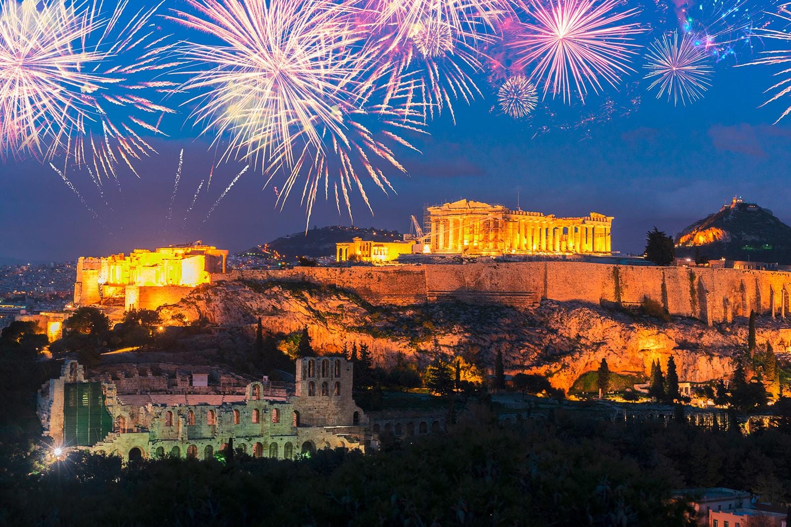 Akropolis in Athen bei Nacht mit leuchtendem Feuerwerk.