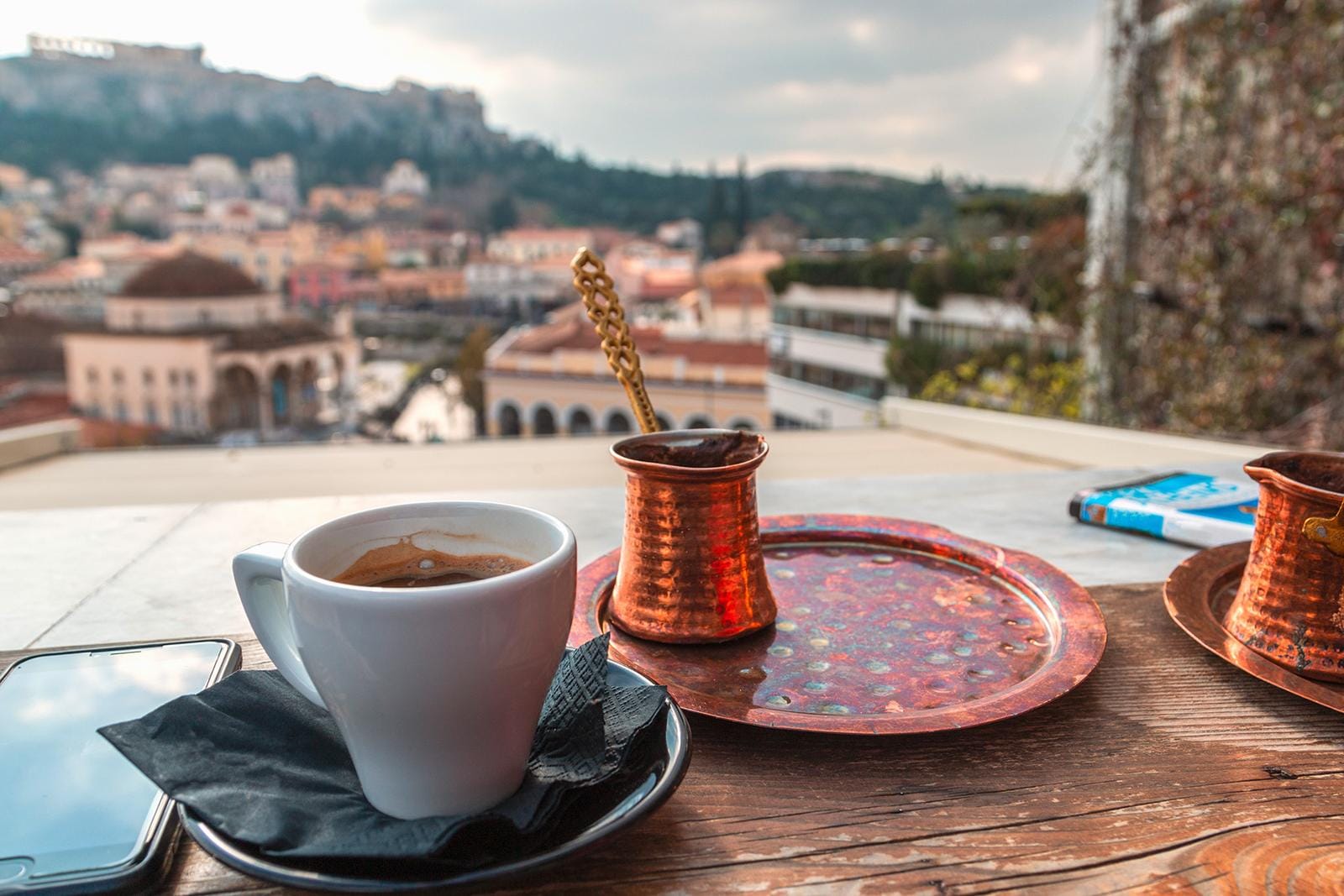 Kaffee mit Kupfergeschirr, Blick auf Athen mit Akropolis im Hintergrund.