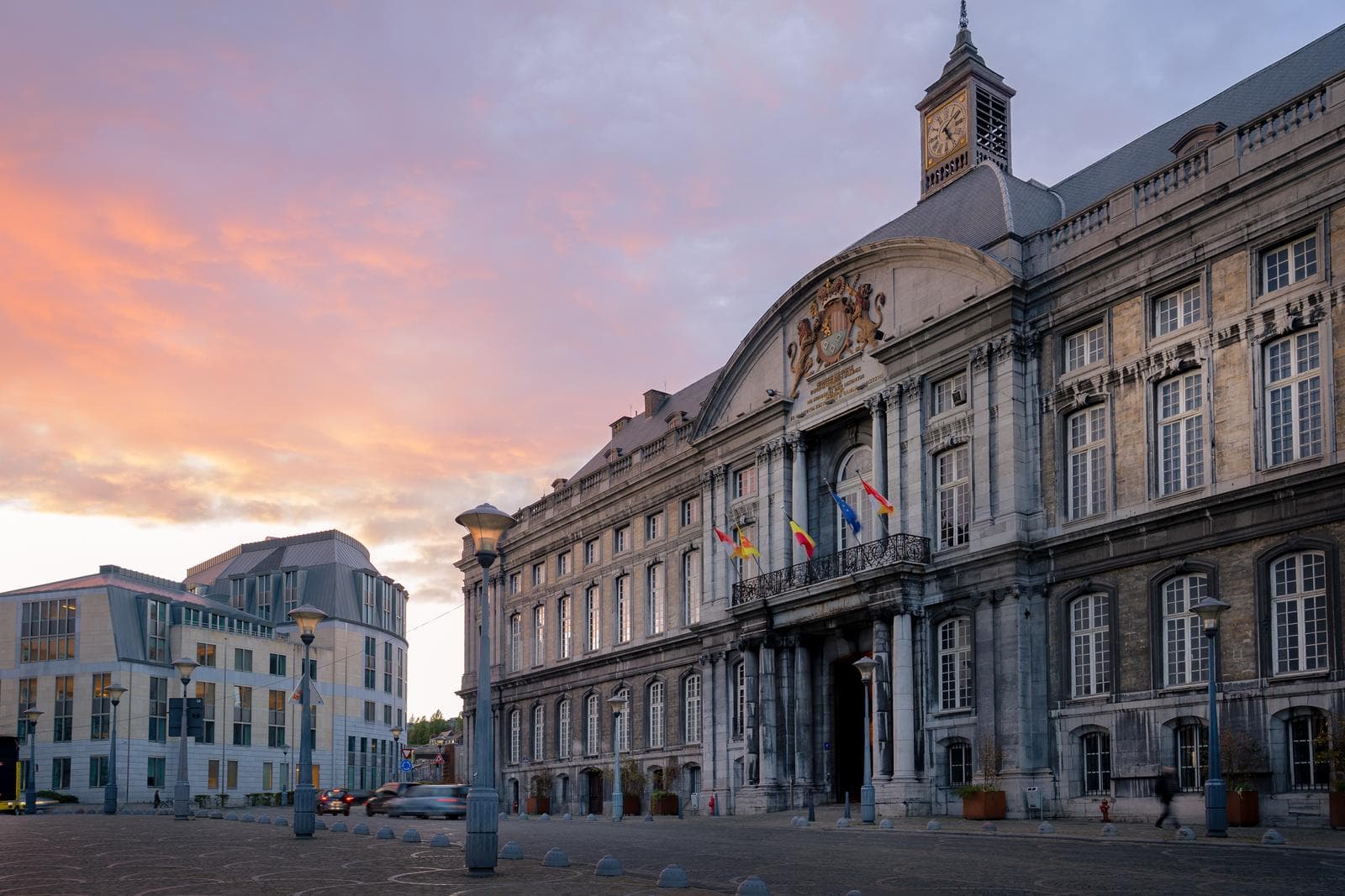Historisches Rathaus in Lüttich, Belgien, bei Sonnenuntergang mit europäischer Architektur.