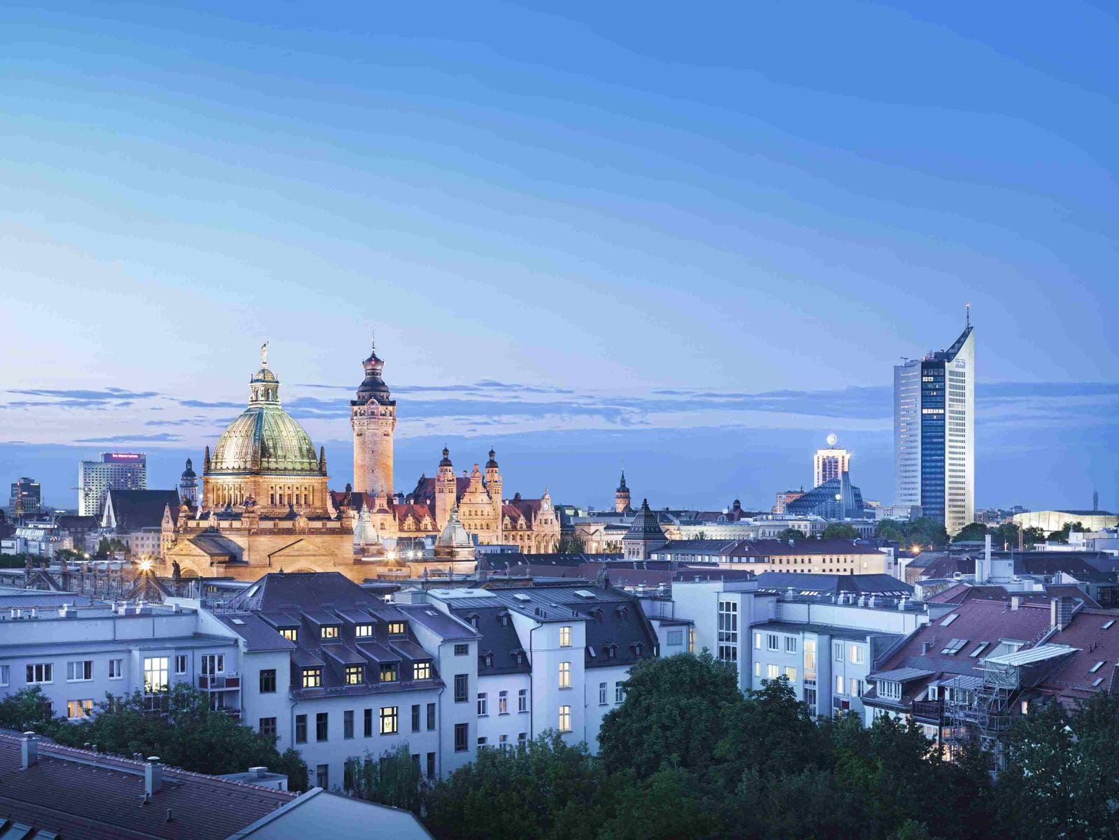 Blaue Stunde in Leipzig, Deutschland, mit Blick auf das majestätische Völkerschlachtdenkmal.