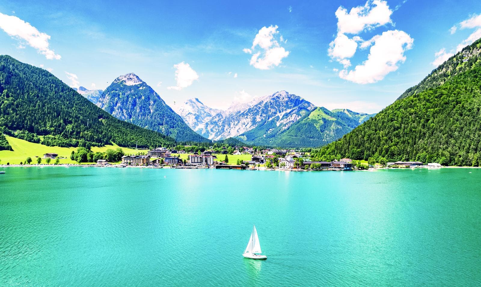Klarer türkisfarbener See in den Tiroler Alpen, idyllische Landschaft im Sommer.