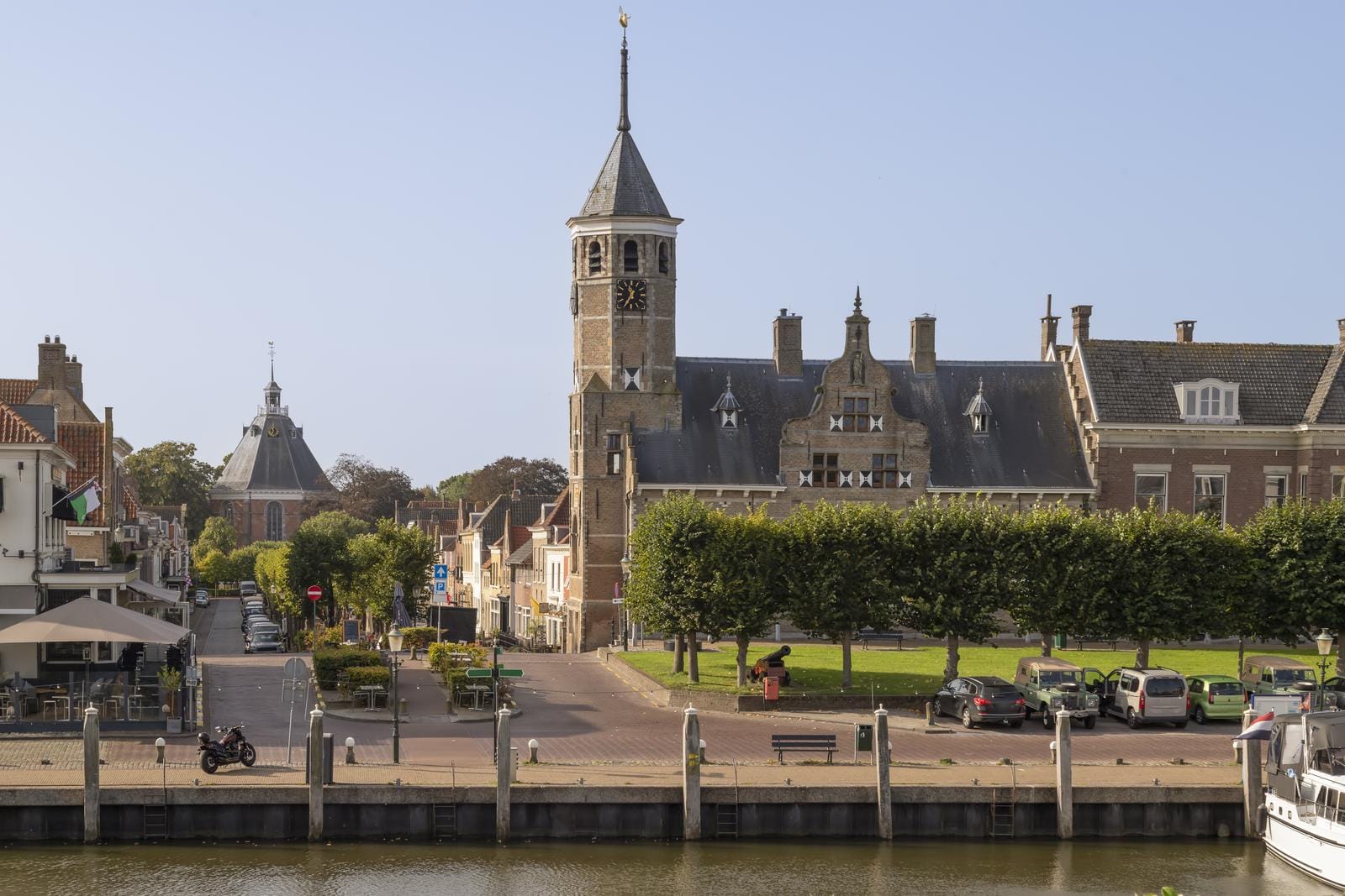Historische Stadtszene in den Niederlanden mit Kirche und altem Rathaus.