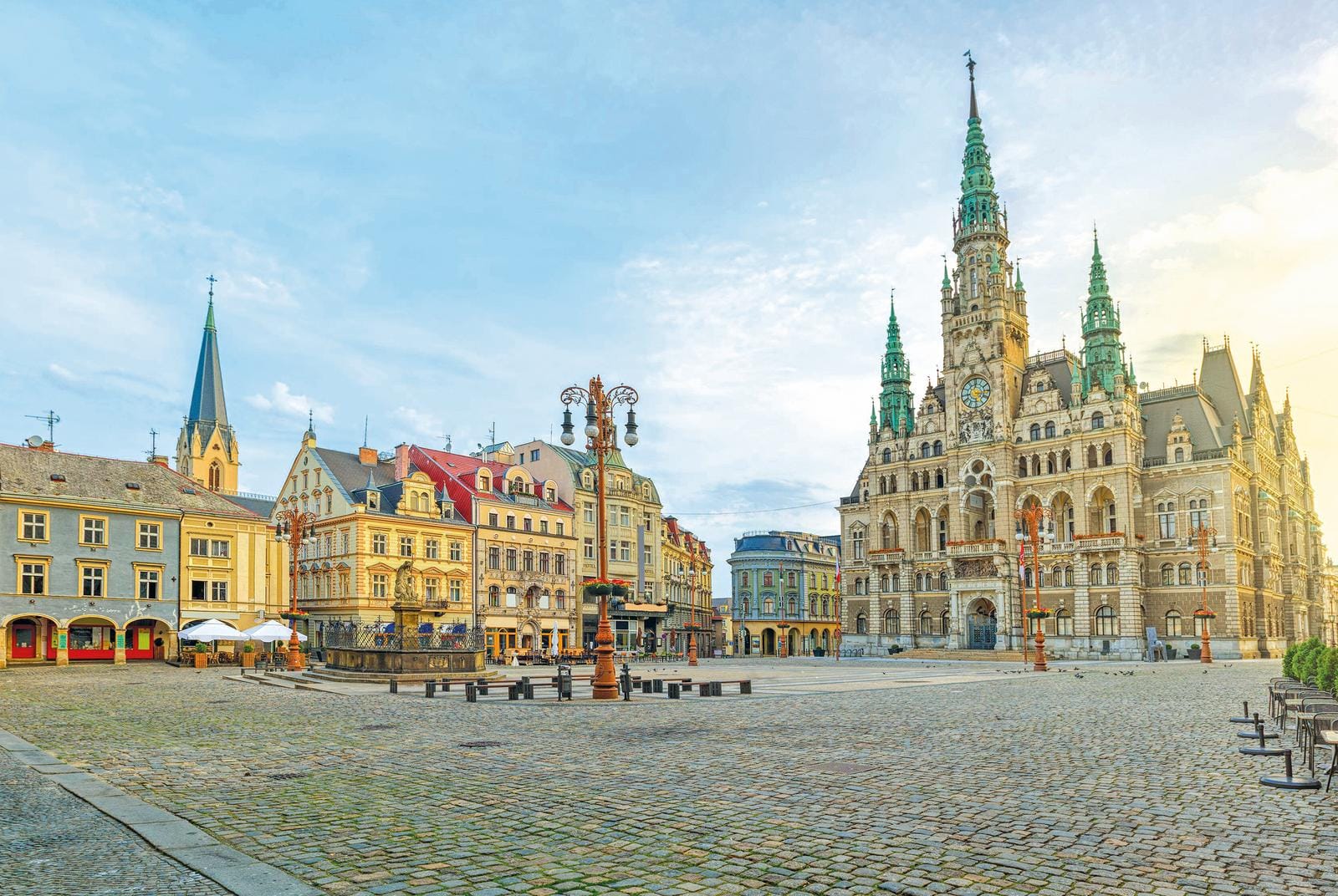Historisches Rathaus mit Türmen in Liberec, Tschechien, bei klarem Himmel.