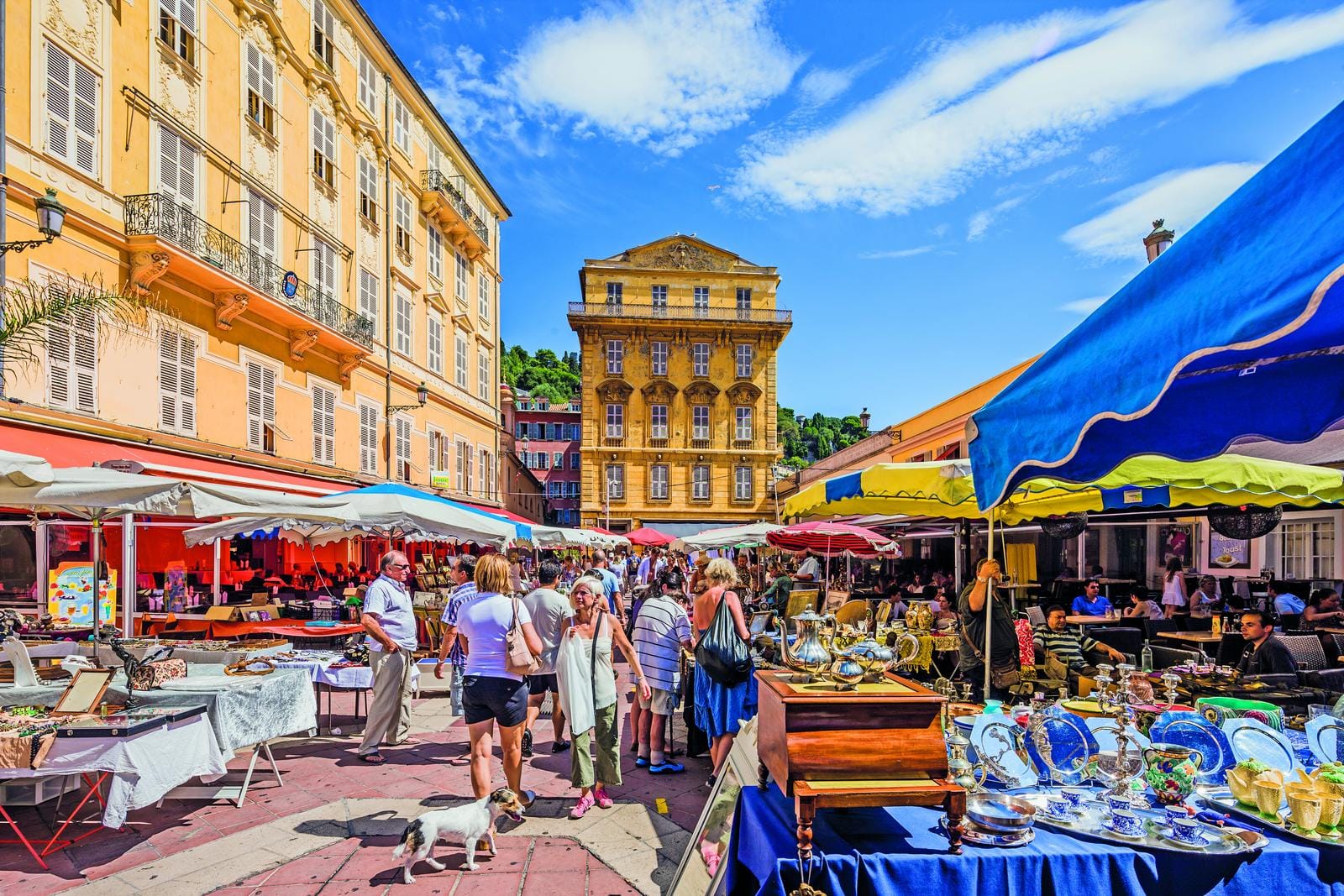 Bunter Markt in Nizza, Frankreich, mit alten Gebäuden und lebhaften Ständen.