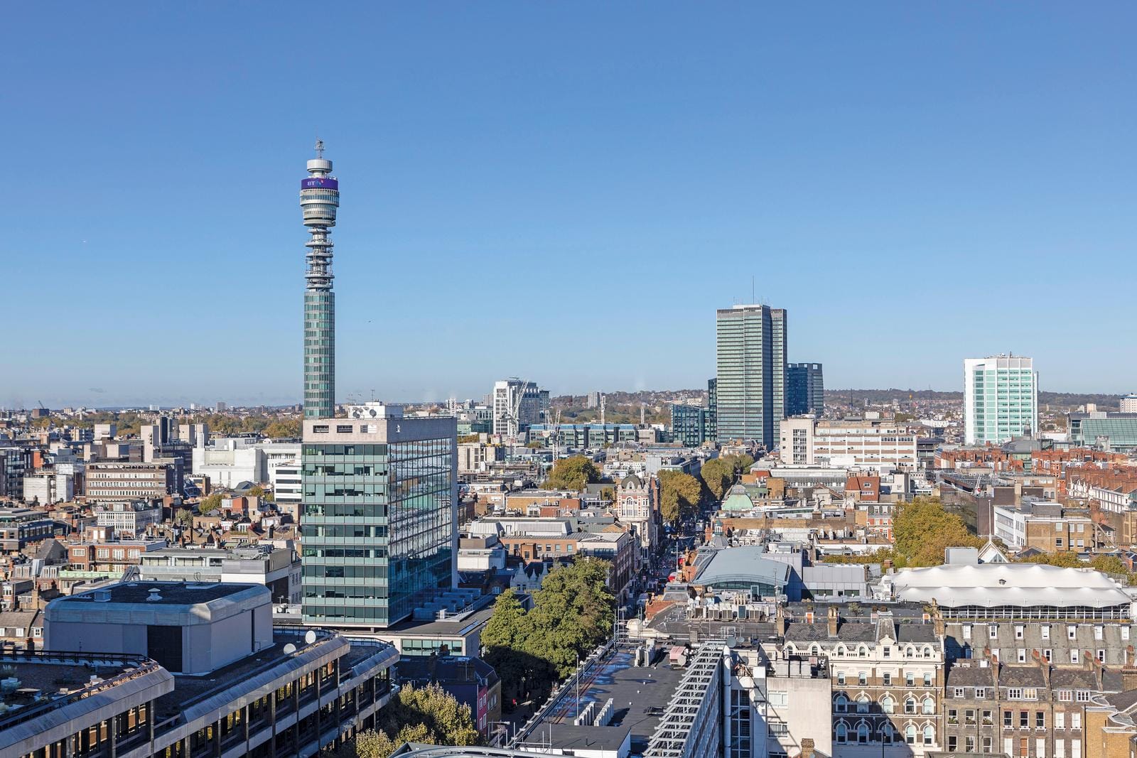 Panoramablick auf London mit BT Tower, Wolkenkratzer und klarem Himmel.
