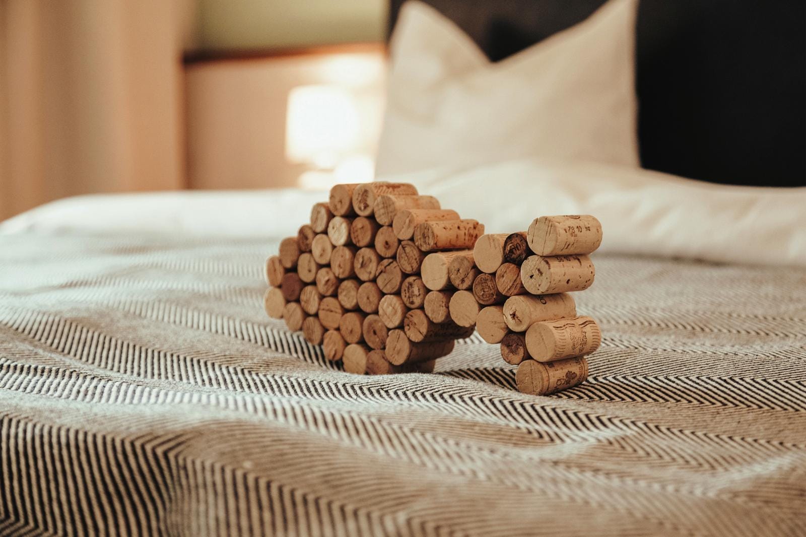 Ein Fisch aus Korken auf dem Bett verbreitet gemütliche Stimmung im Doppelzimmer