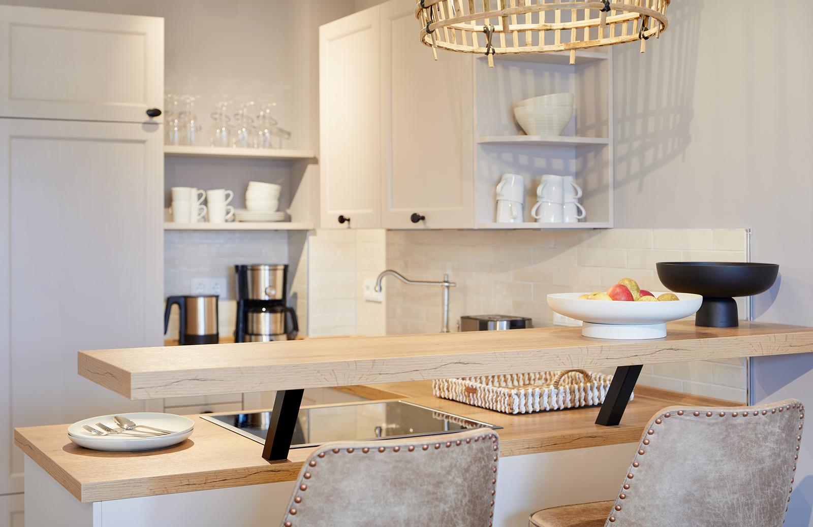 Moderne Küchenzeile mit stilvoller Bar und gemütlicher Atmosphäre.