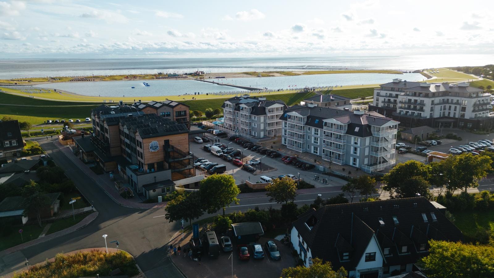 Küste von Norddeutschland mit modernen Apartmenthäusern und Blick aufs Wattenmeer.