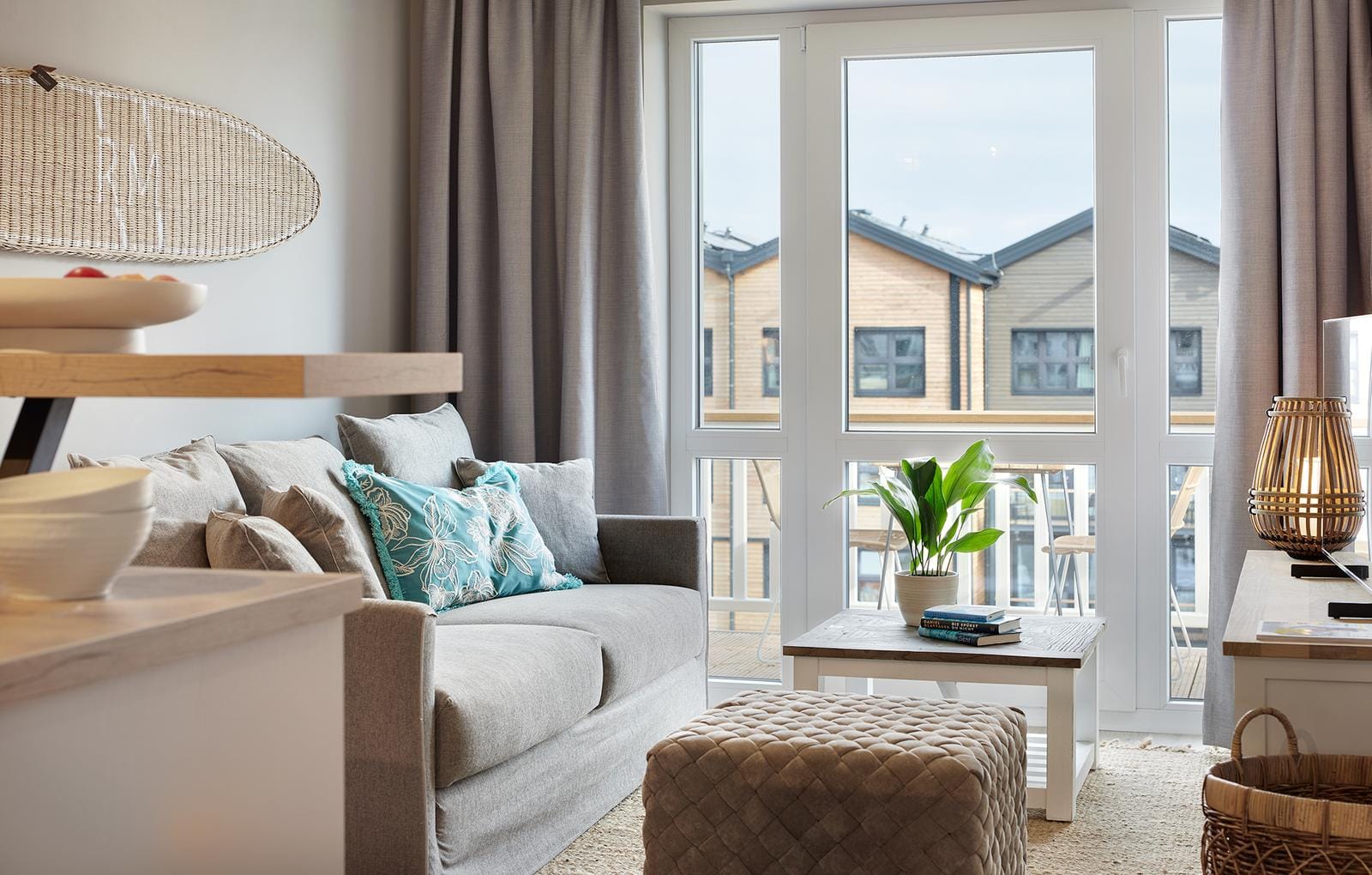 Modernes Hotelzimmer mit heller Einrichtung und Balkonblick.