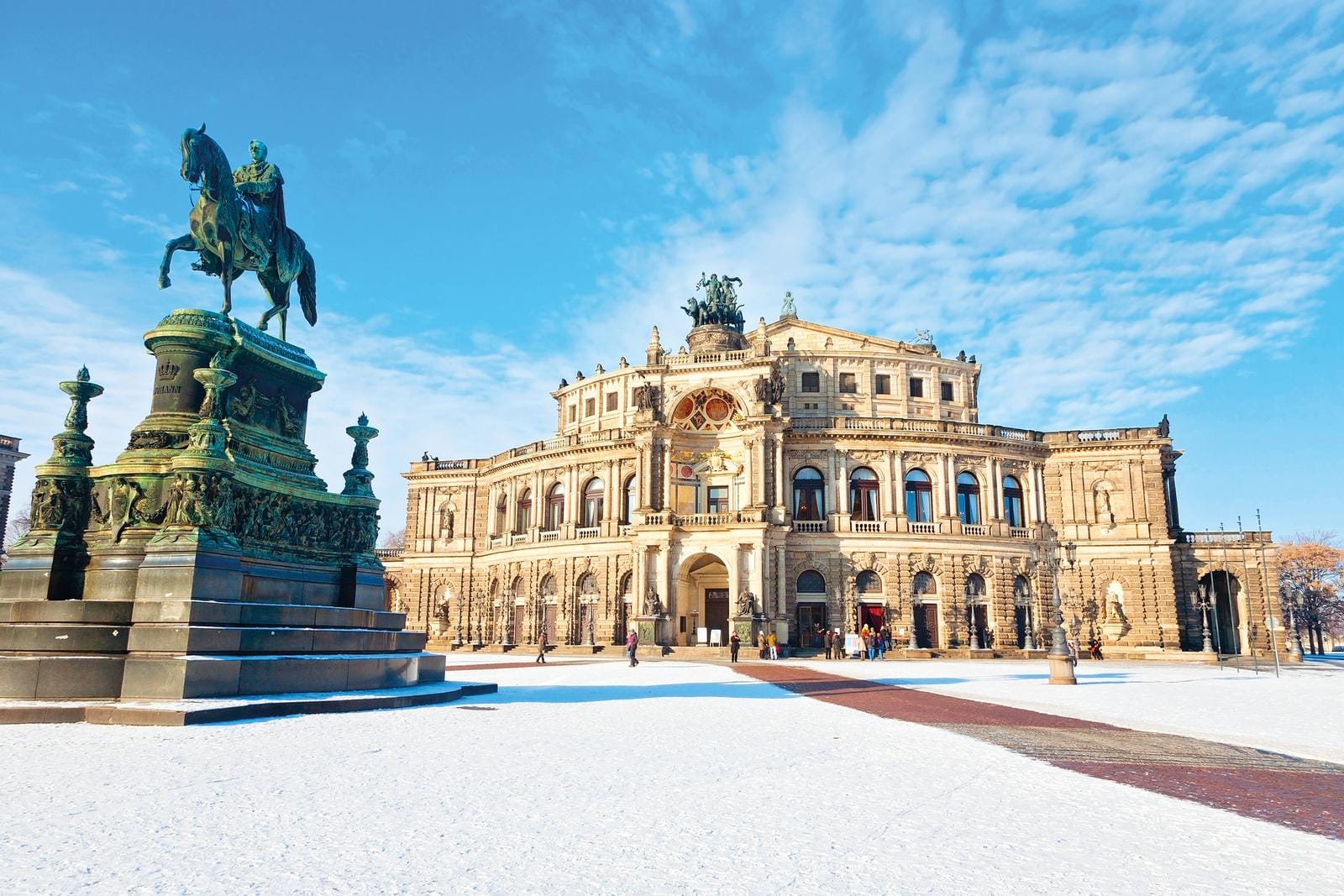 Semperoper in Dresden, Deutschland, mit schneebedecktem Platz und Reiterdenkmal.