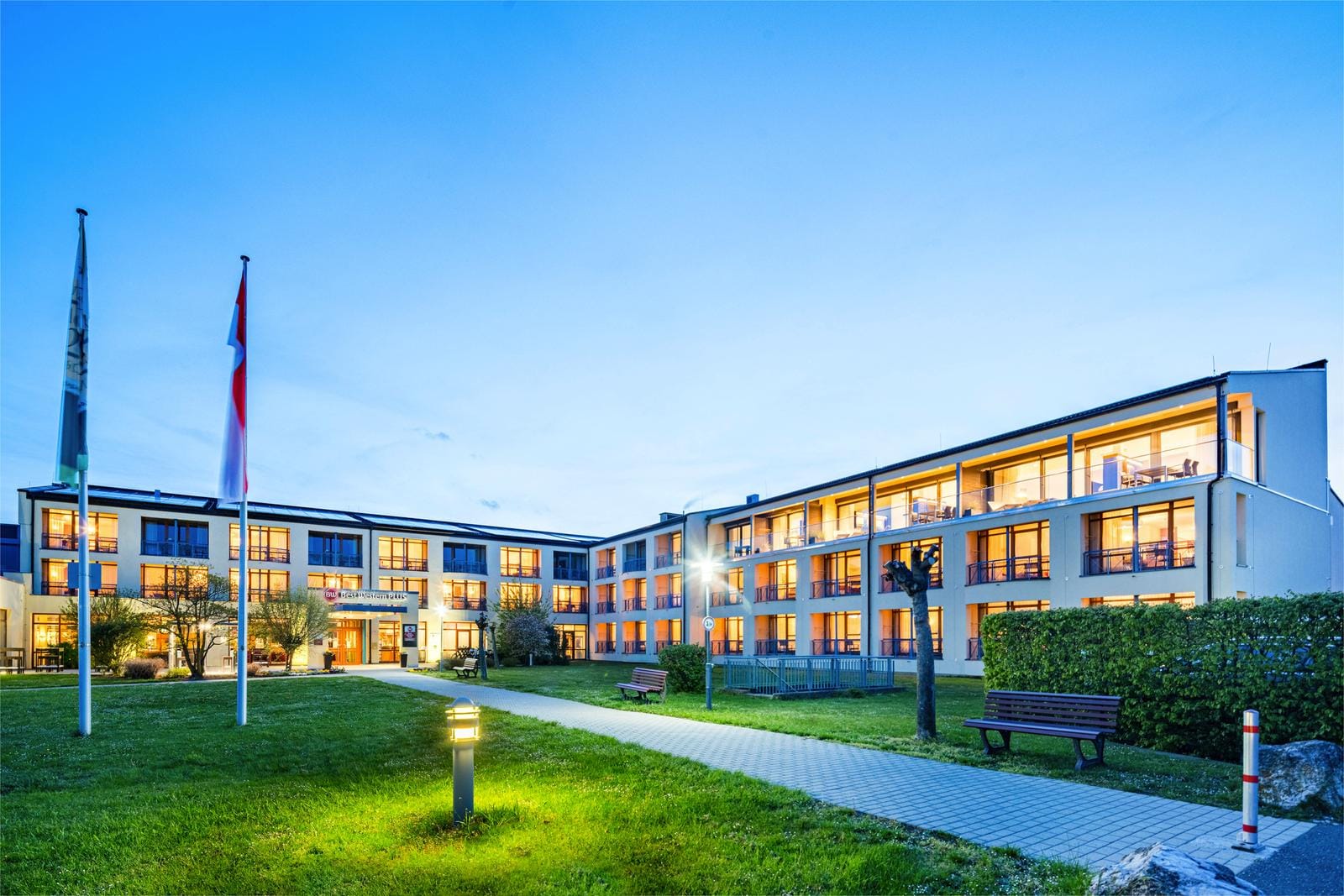 Modernes Hotel bei Dämmerung
