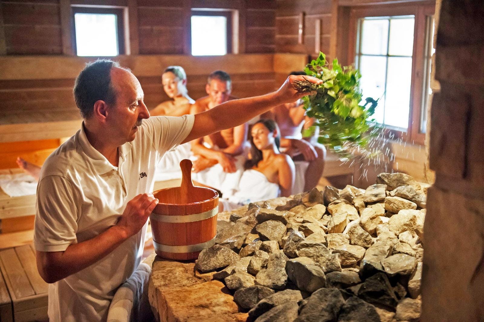 Personen entspannen in einer Sauna, typisch für Wellness