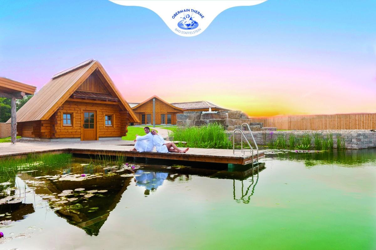 Entspannung in der Obermain Therme, mit Naturpool und gemütlichen Hütten.