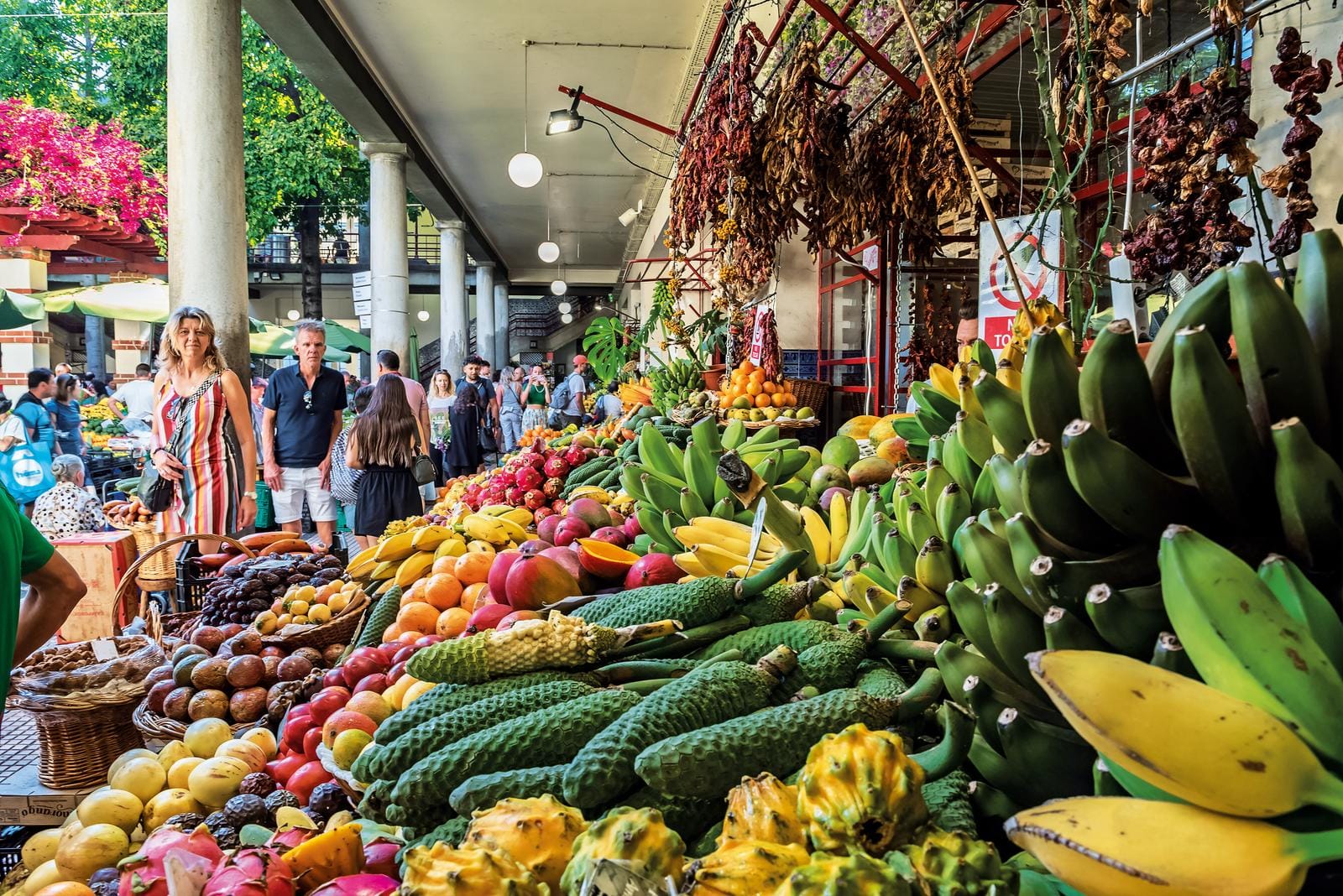 Bunter Marktstand mit exotischen Früchten in lebendigem Stadtambiente.