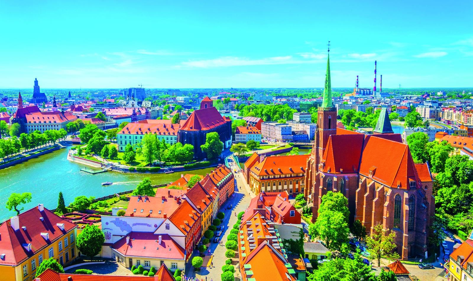 Bunte Altstadt von Breslau, Polen, mit markanten roten Dächern und Kirchen.