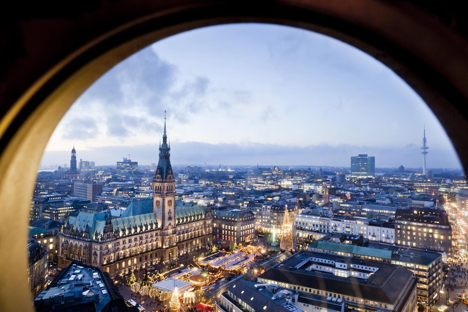 Blick auf den Historischen Weihnachtsmarkt vor dem Rathaus