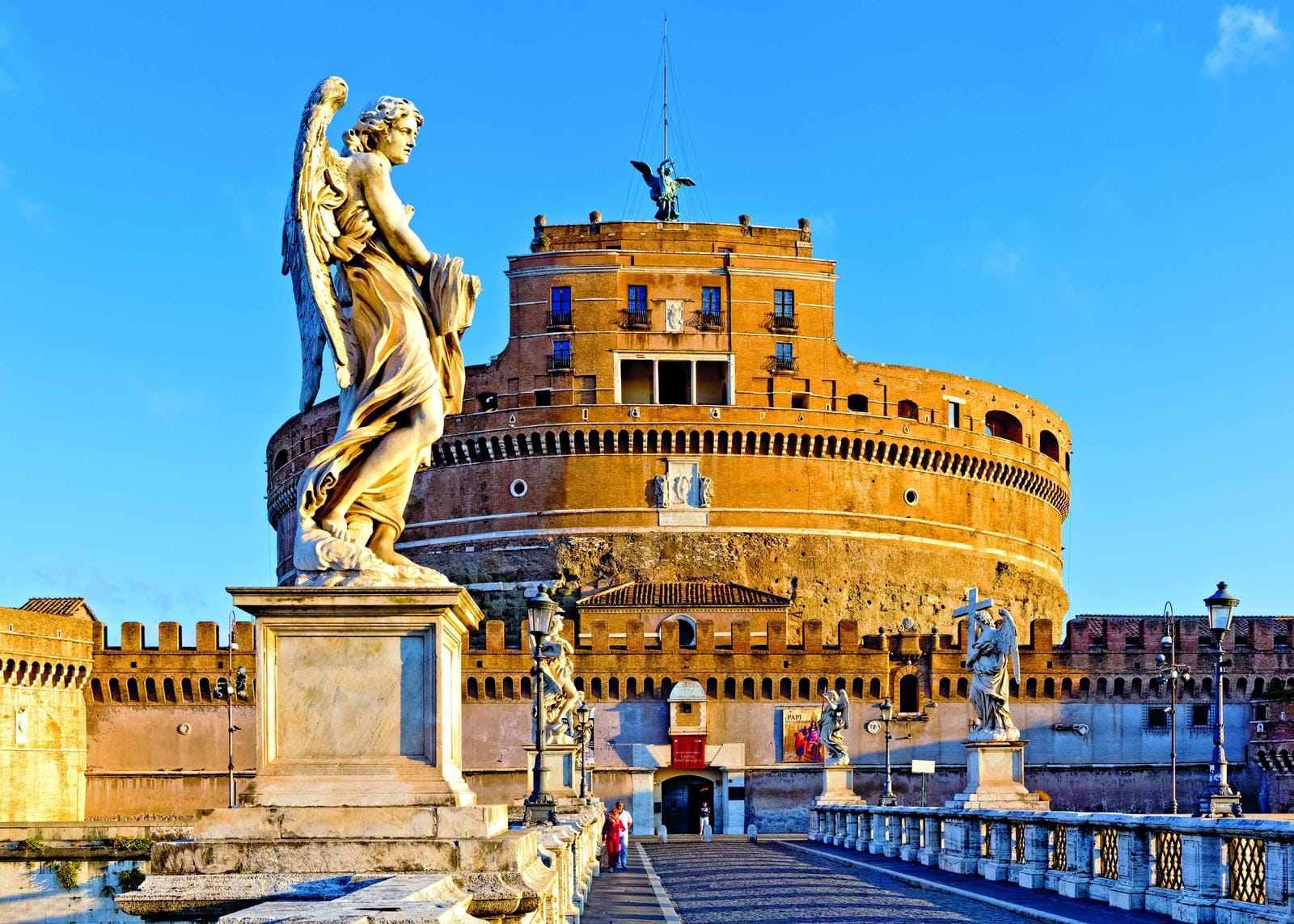 Majestätisches Schloss in Rom, Italien; beeindruckend mit Engelstatuen auf der Brücke.