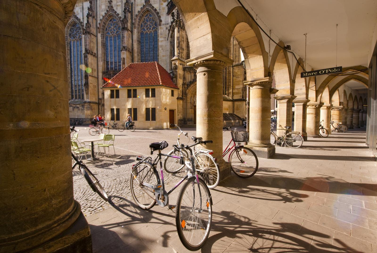 Arkaden in Münster, Deutschland, Fahrräder, sonniges Wetter, gotische Fenster.