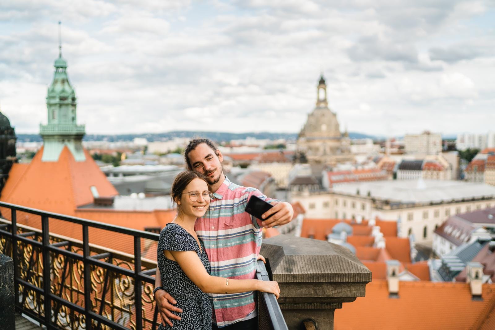Paar macht ein Selfie mit Blick auf Dresden, Deutschland, im Hintergrund die Altstadt.