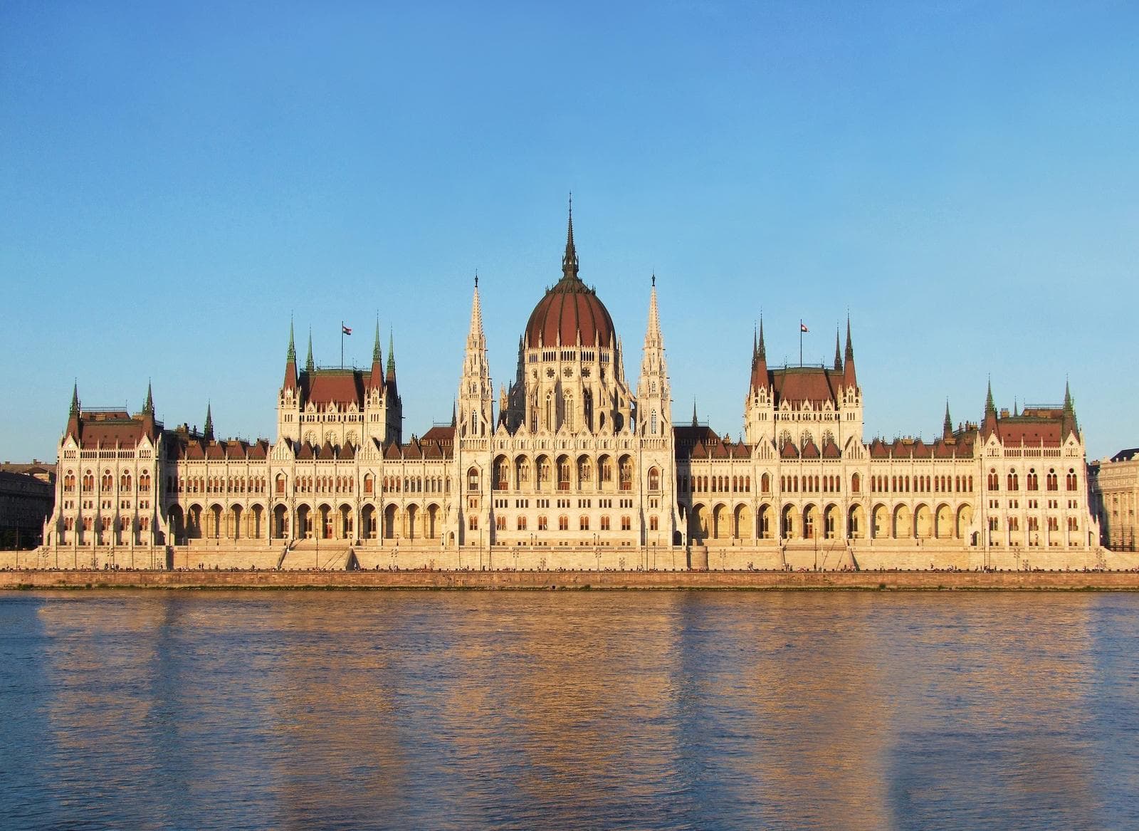Majestätisches Parlament in Budapest, Ungarn, spiegelt sich im ruhigen Wasser der Donau.