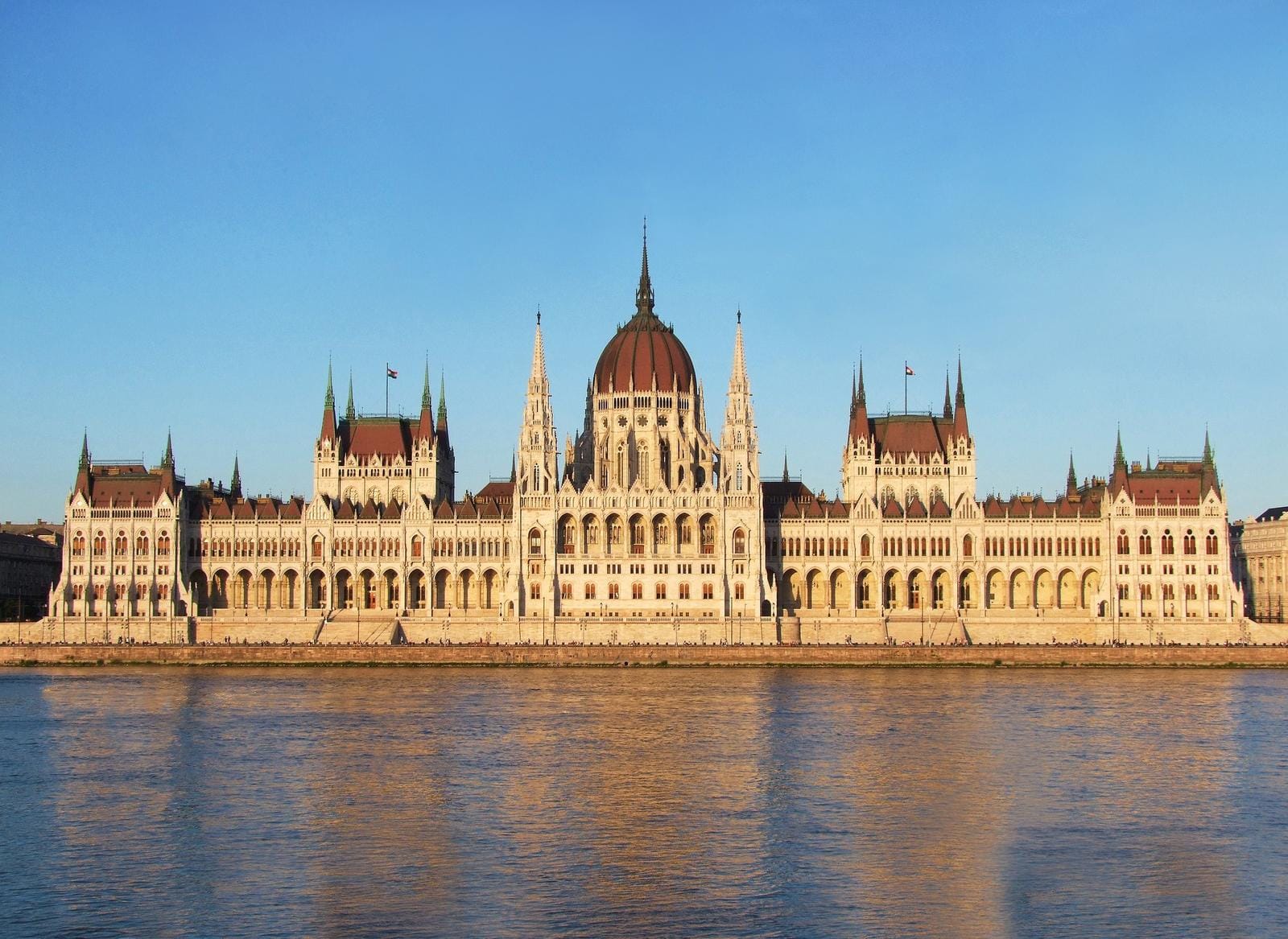 Majestätisches Parlament in Budapest, Ungarn, spiegelt sich im ruhigen Wasser der Donau.