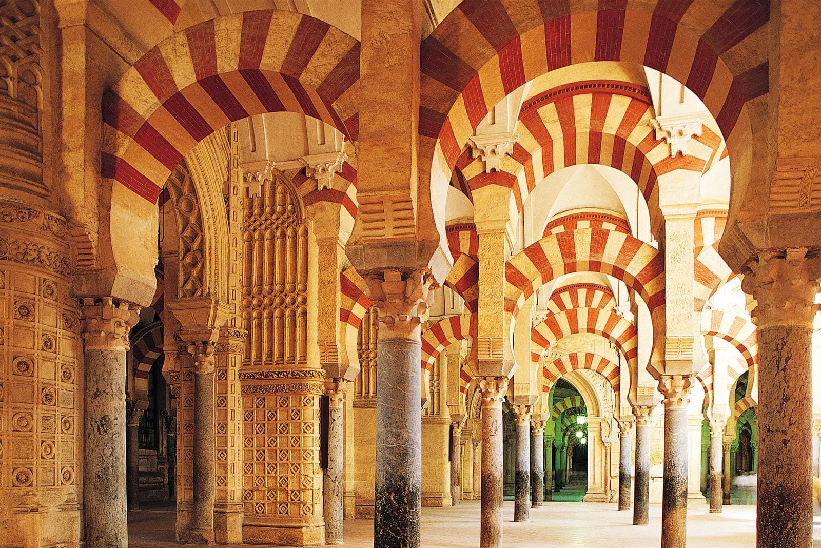 Bögen der Mezquita von Córdoba, Spanien, mit roten und weißen Streifen.