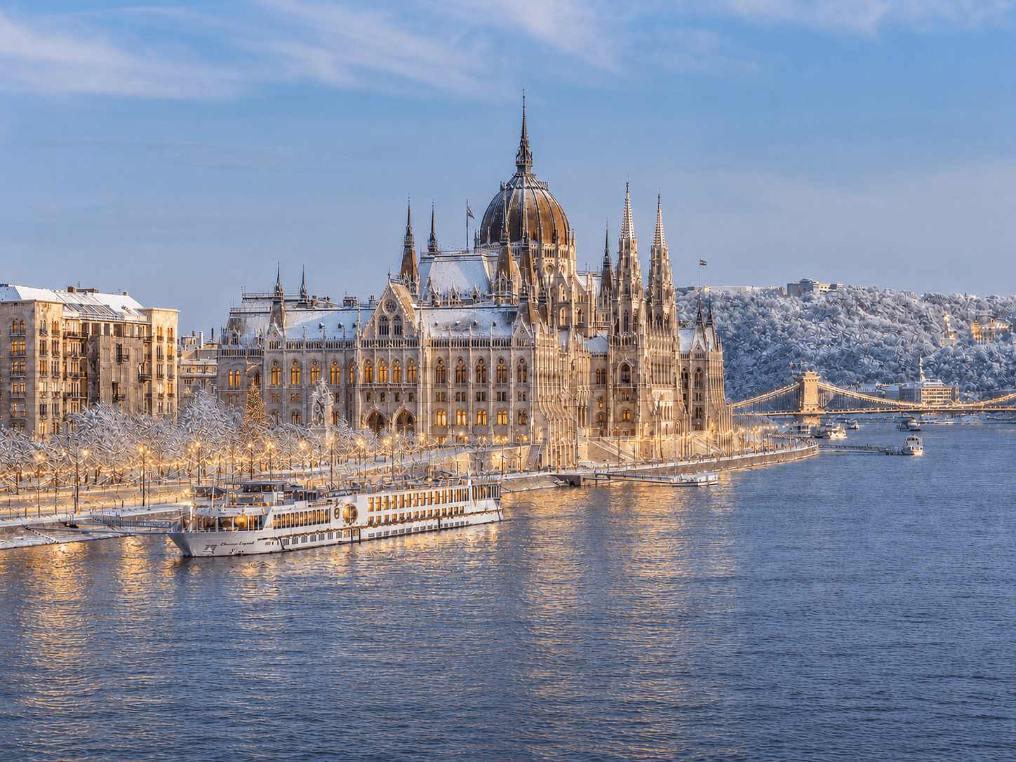 Winterliche Ansicht des ungarischen Parlamentsgebäudes in Budapest an der Donau.