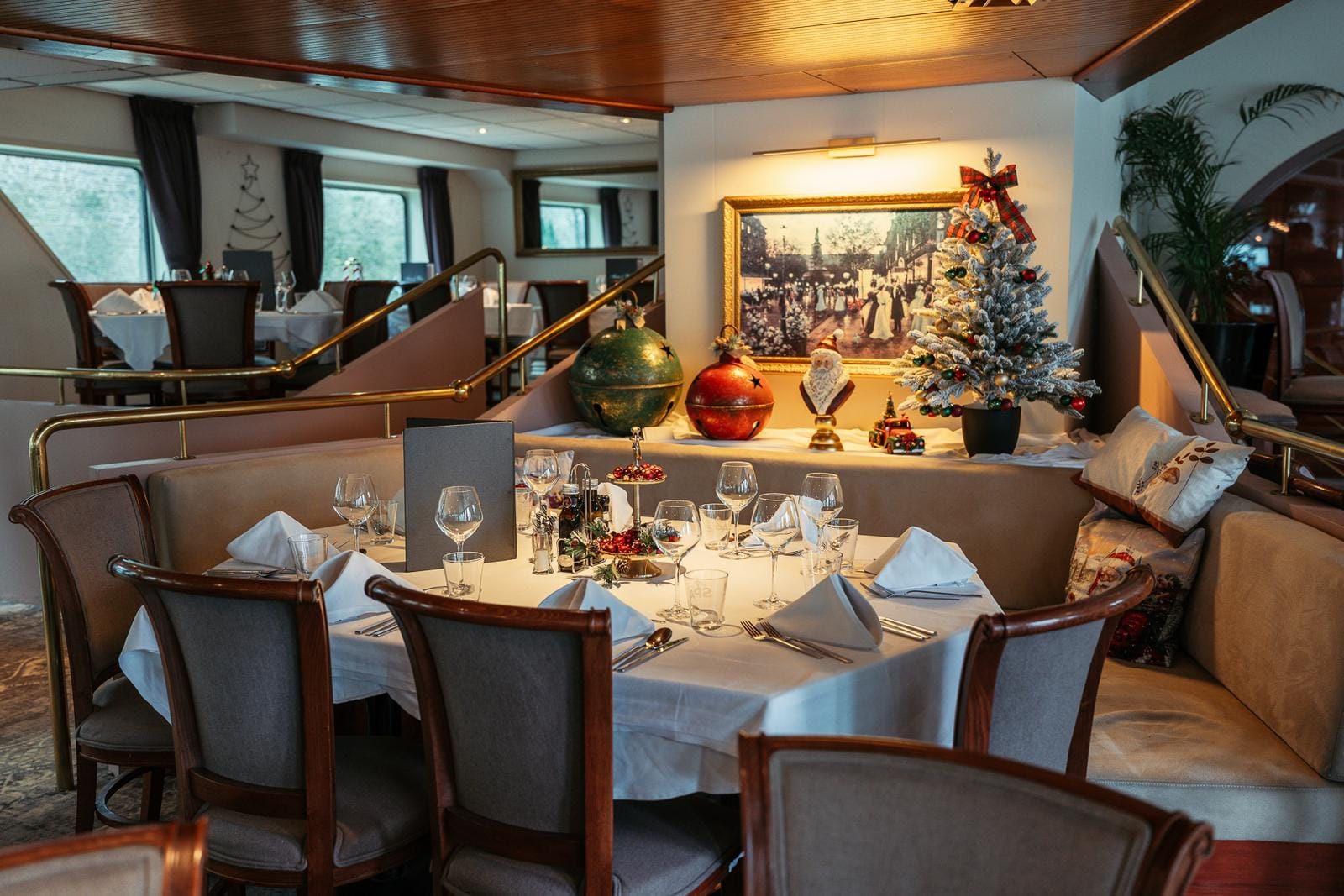 Festlich dekoriertes Hotelrestaurant mit Tischarrangement und Weihnachtsdekoration.