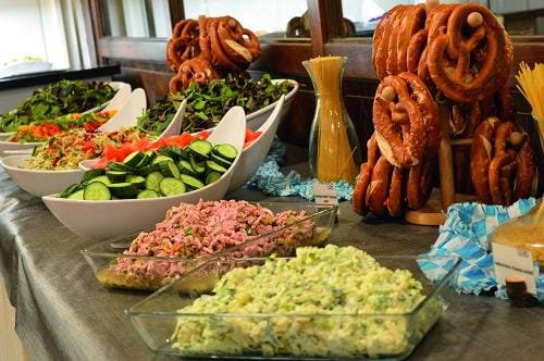 Buffet mit Brezeln und Salaten