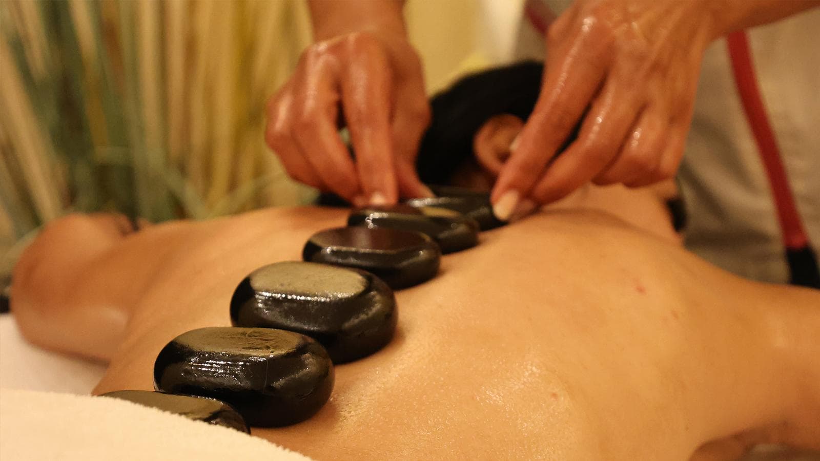 Entspannung bei einer traditionellen Hot-Stone-Massage
