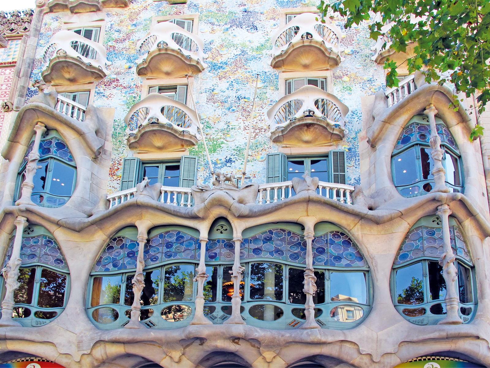 Kreative Architektur in Barcelona, Spanien: Eine Fassade mit viel Kunst und einzigartigem Stil.