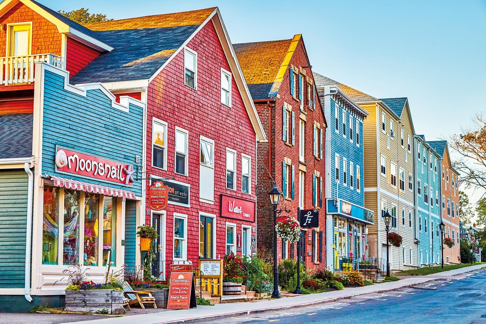 Bunte Häuserzeile in Charlottetown, Kanada, einladende Geschäfte und historische Architektur.