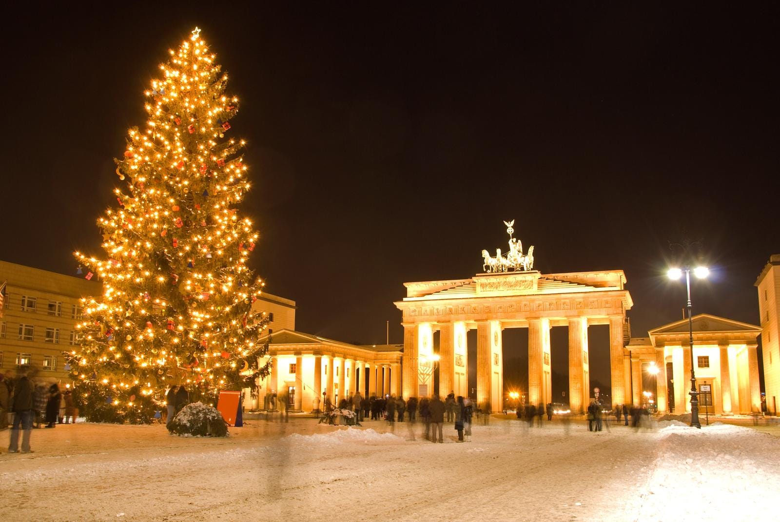 NĂ€chtlicher Blick auf das Brandenburger Tor und Weihnachtsbaum in Berlin.