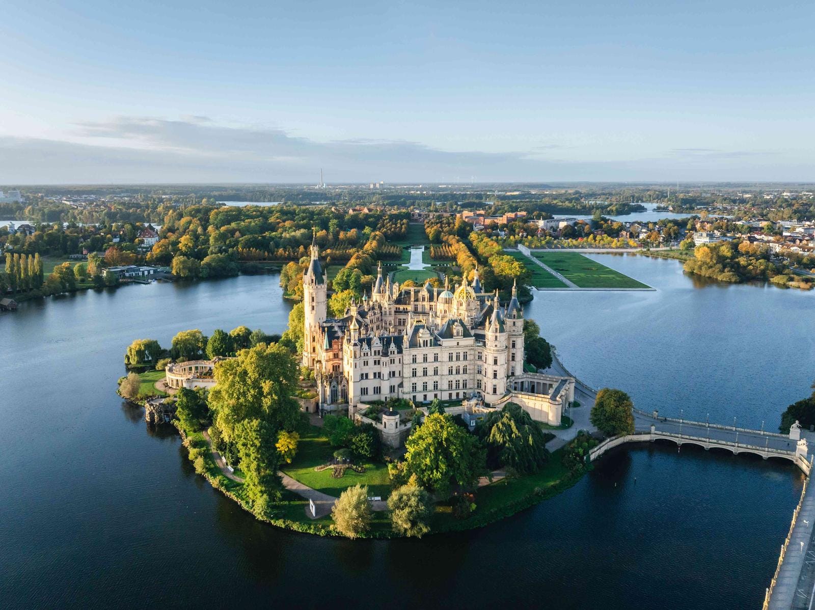 Das Schweriner Schloss zum Sonnenaufgang