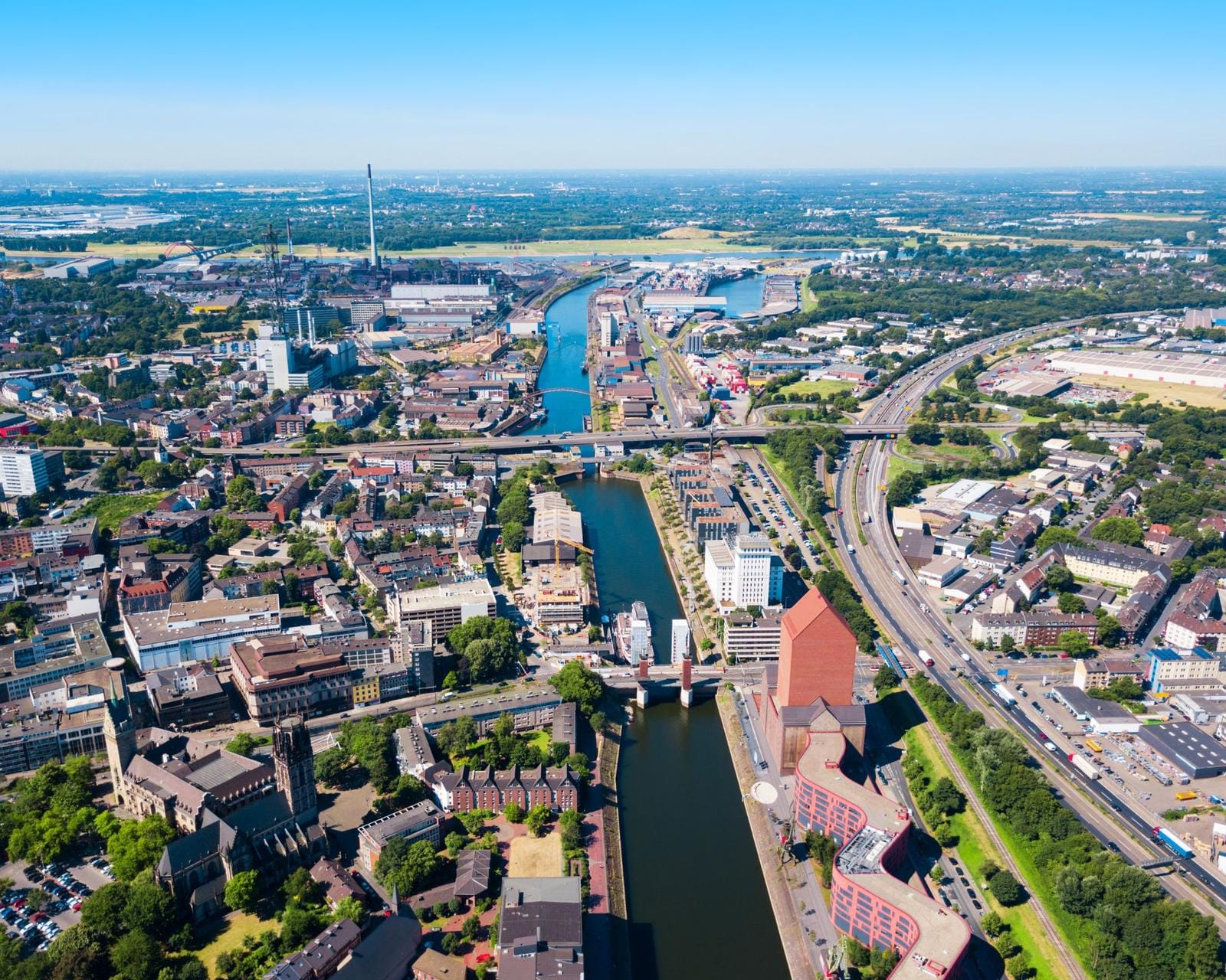 Luftaufnahme von Duisburg, Deutschland, mit Flüssen, Straßen und moderner Architektur.