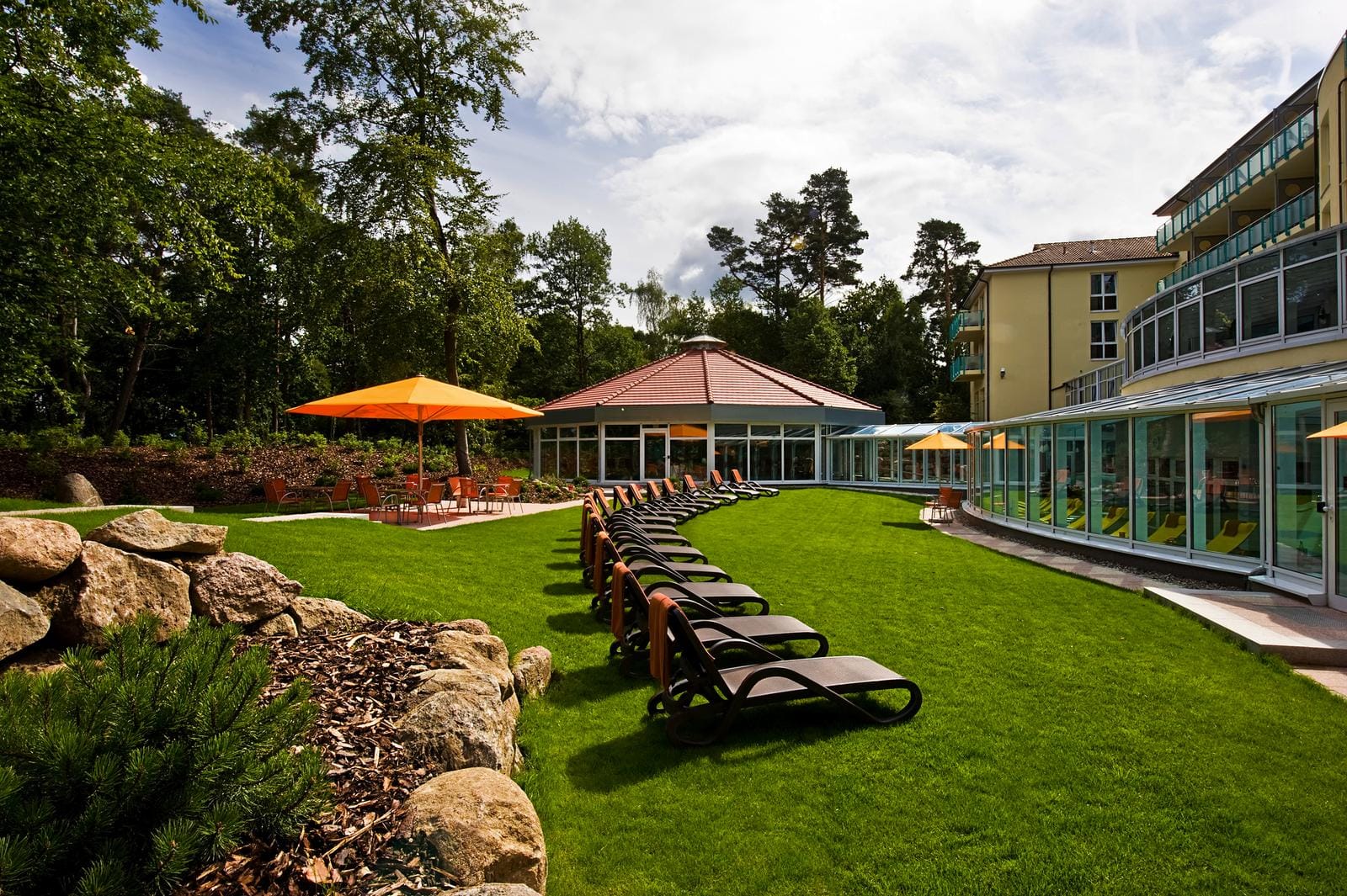 Moderne Hotelanlage mit Garten Dorint Seehotel Binz Therme