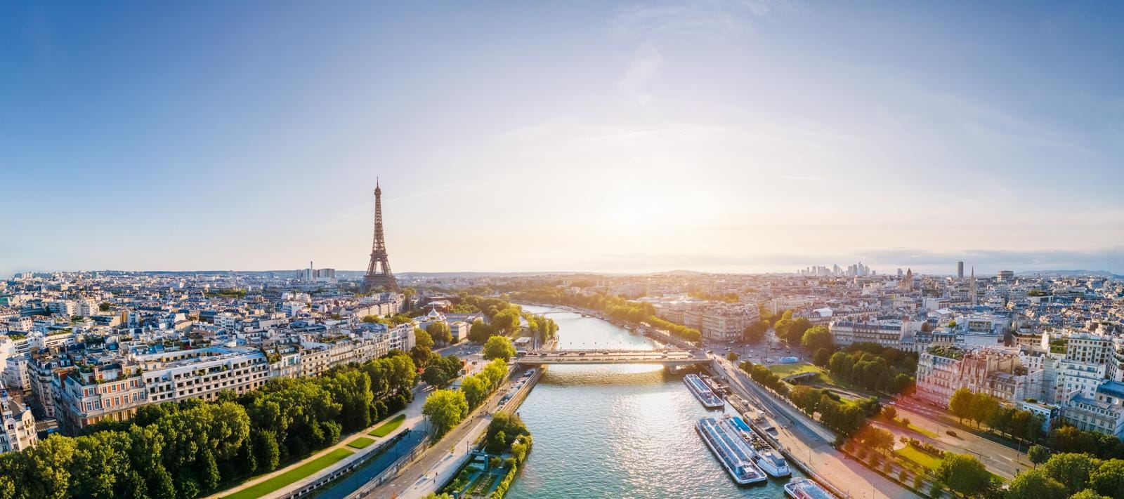 Paris, Frankreich, Eiffelturm in der Ferne, sonniger Himmel, Blick ĂĽber die Seine.