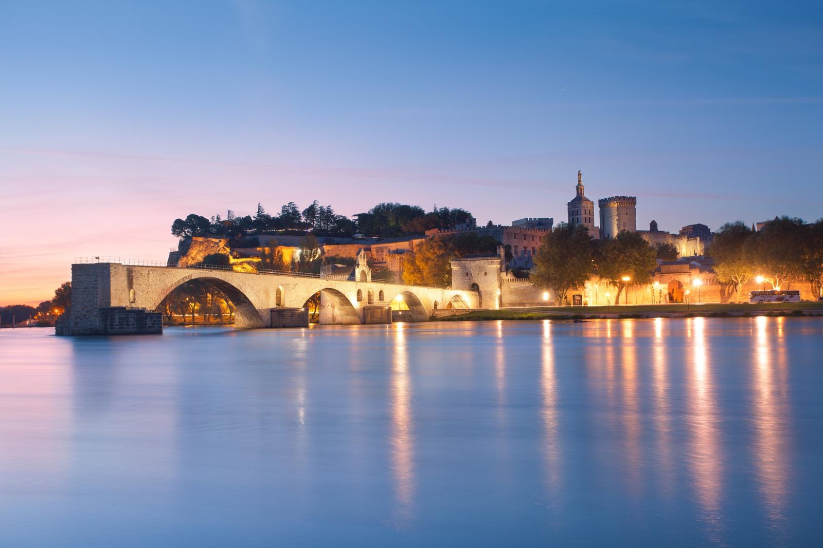 Pont Saint-Bénézet in Avignon, Frankreich bei Sonnenuntergang, beleuchtete Brücke.