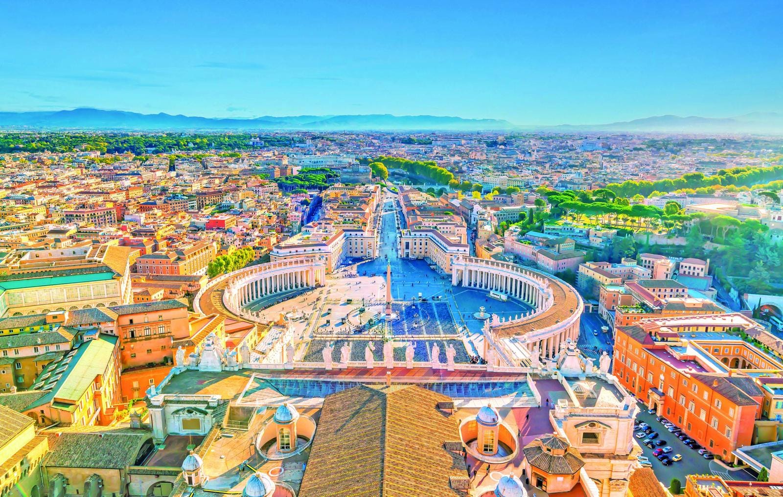 Panoramablick auf den Petersplatz im Vatikan, Rom, Italien, bei strahlendem Sonnenschein.