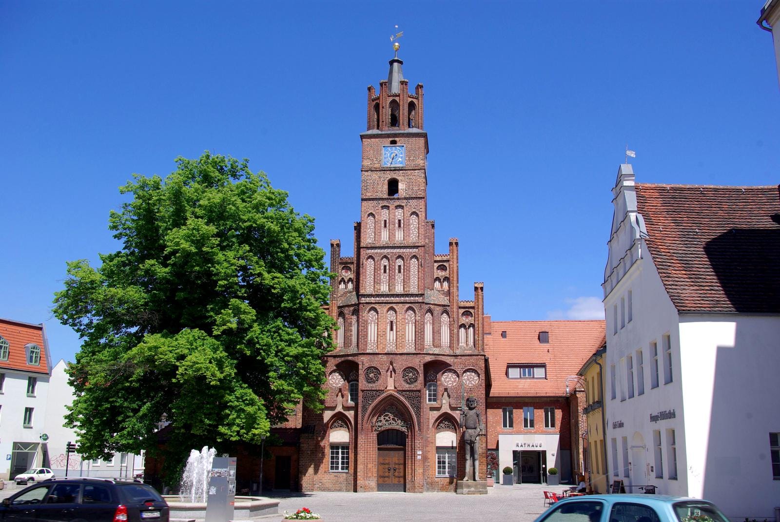Gotisches Backsteinrathaus in Tangermünde, Deutschland, bei blauem Himmel.