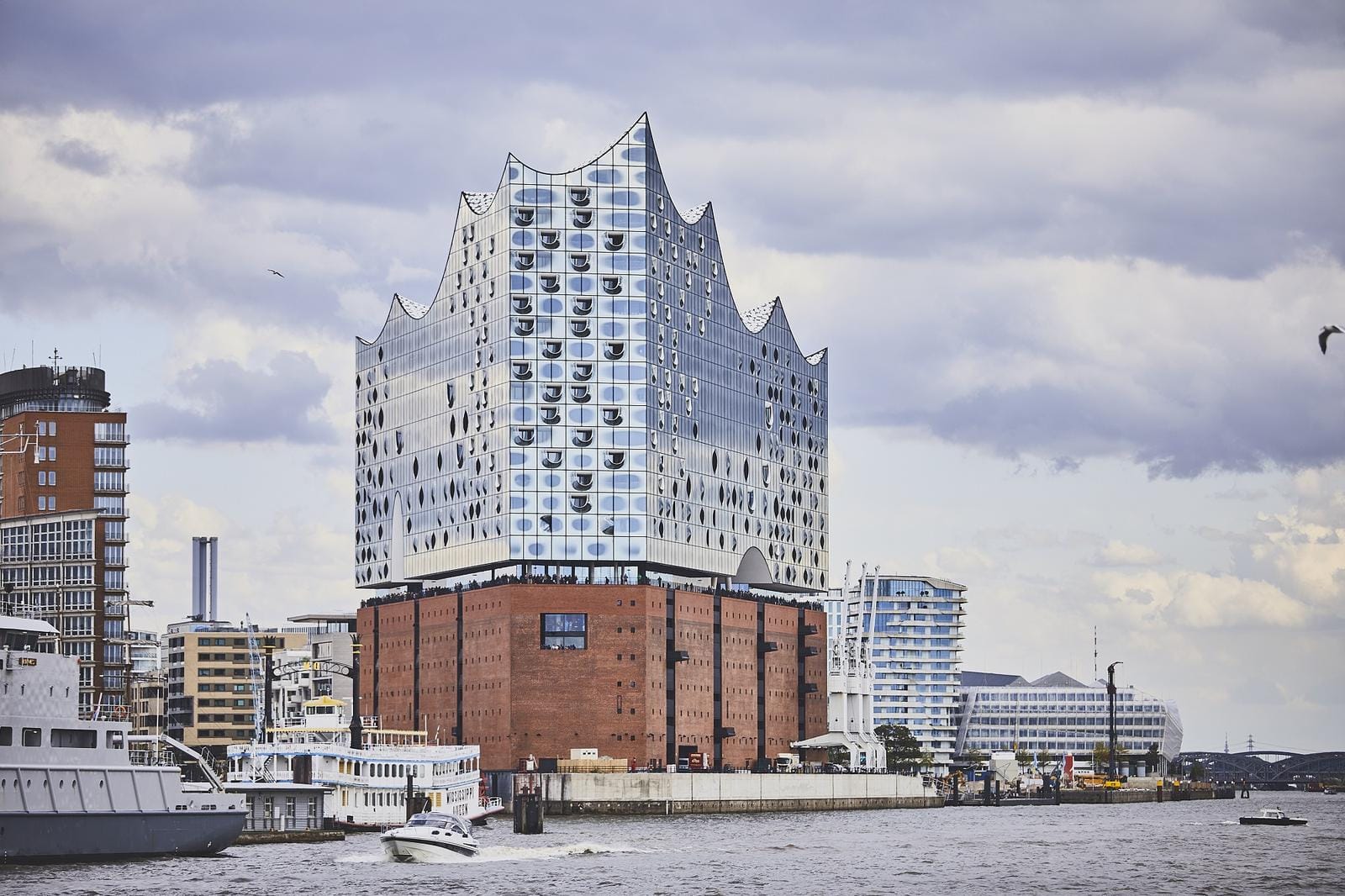 Elbphilharmonie Hamburg, modernes Glasgebäude, Wolkenhimmel, Fluss, Schiffe, urban.